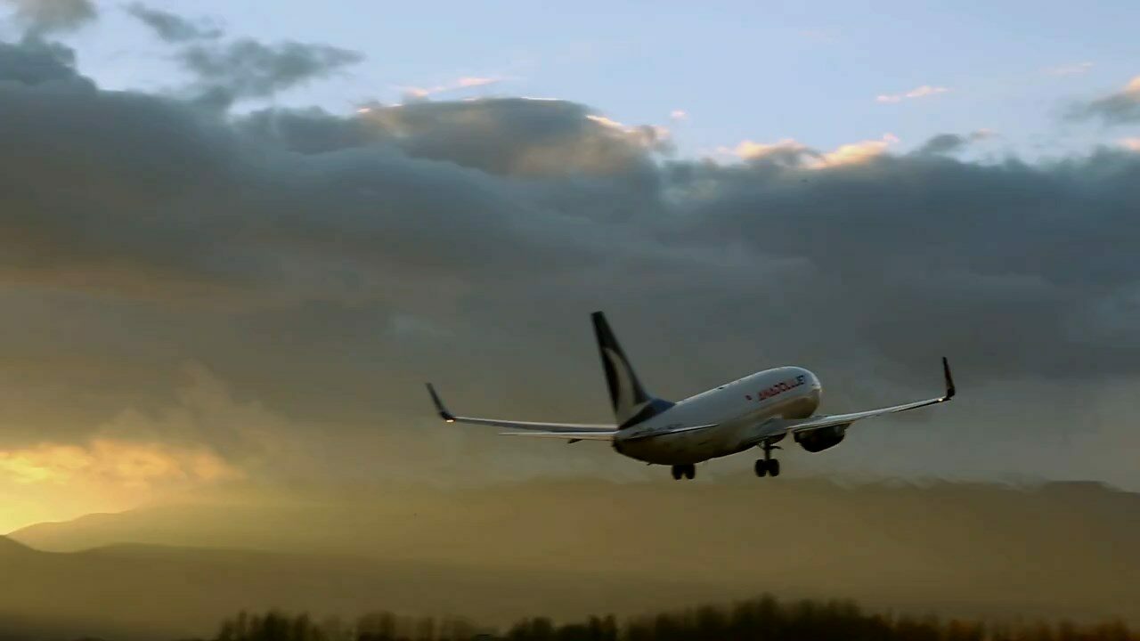 Havada panik: Yolcu uçağına yıldırım isabet etti