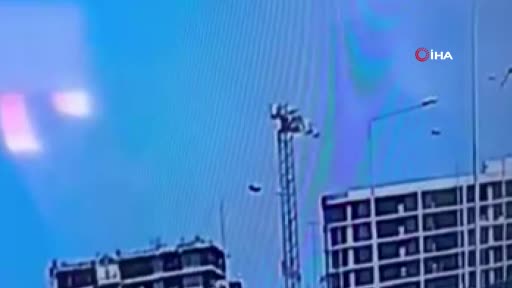 Bursa’da inşaattaki vincin devrilme anı kamerada Bursa’da inşaattaki vincin devrilme anı kamerada