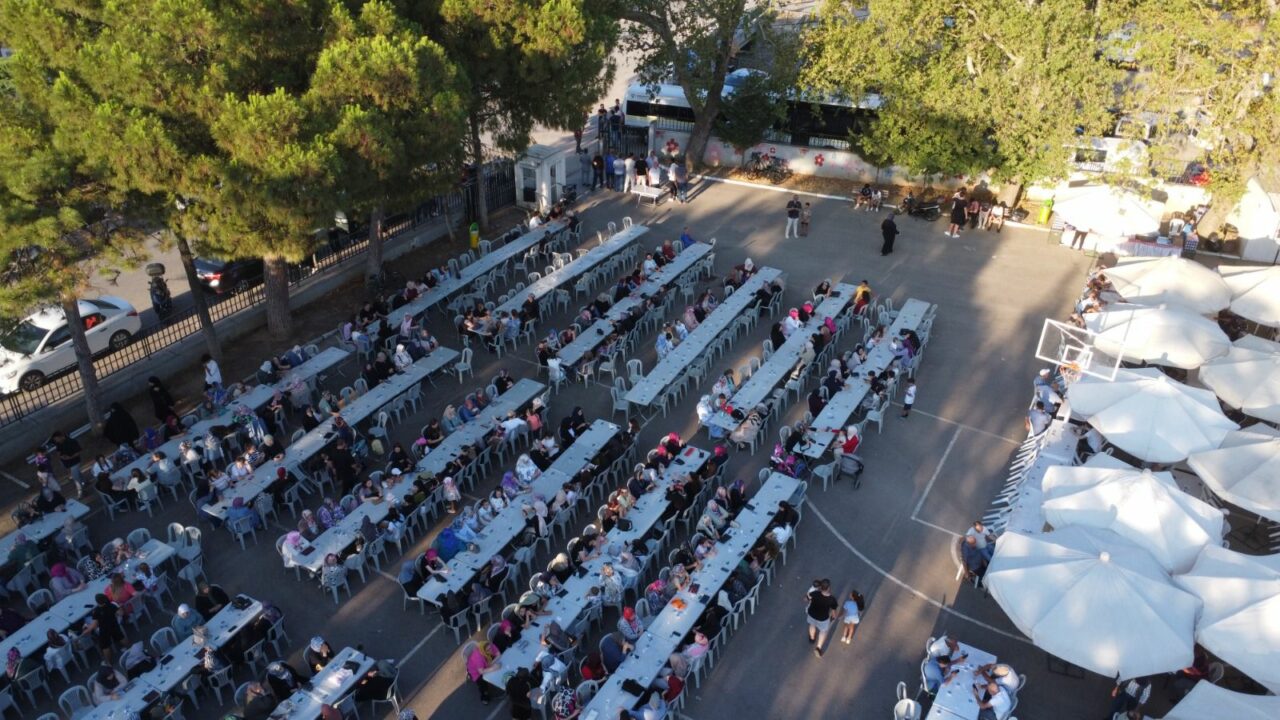 Bursa’nın İsmetiye Mahallesi’ndeki yangın felaketinden kardeşlik sofrasına Bursa’nın İsmetiye Mahallesi’ndeki yangın felaketinden kardeşlik sofrasına