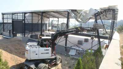 Bursa’da iki kaçak yapı yıkıldı