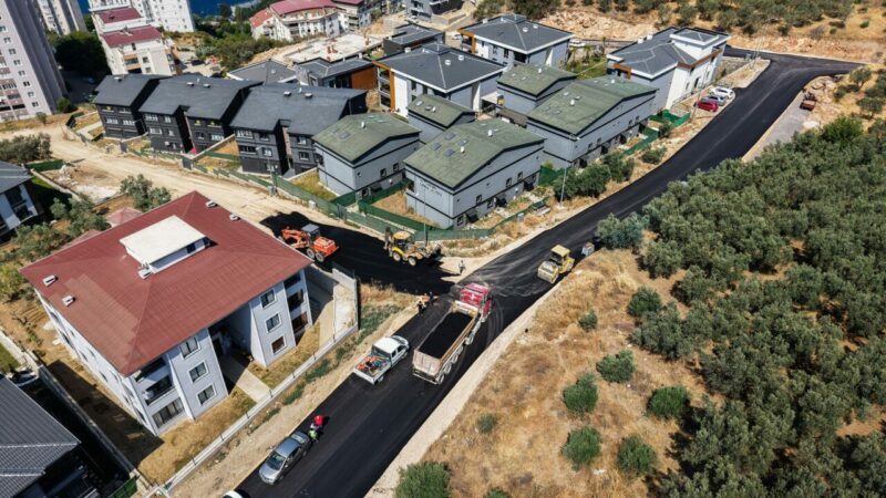 Bursa'nın Gemlik ilçesindeki Kuzey İmar Planları Bölgesi'nde asfalt çalışmaları sürüyor.