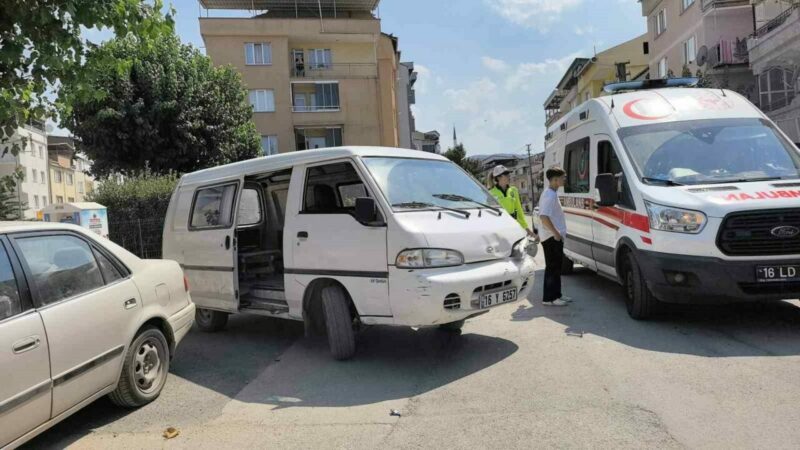 Bursa’da minibüs ile motosiklet çarpıştı Bursa’nın İnegöl ilçesinde minibüs ile çarpışan motosikletteki 2 kişi yaralandı.