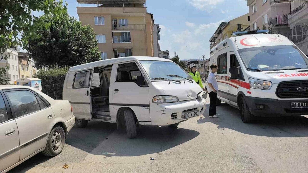 Bursa’da minibüs ile motosiklet çarpıştı Bursa’da minibüs ile motosiklet çarpıştı