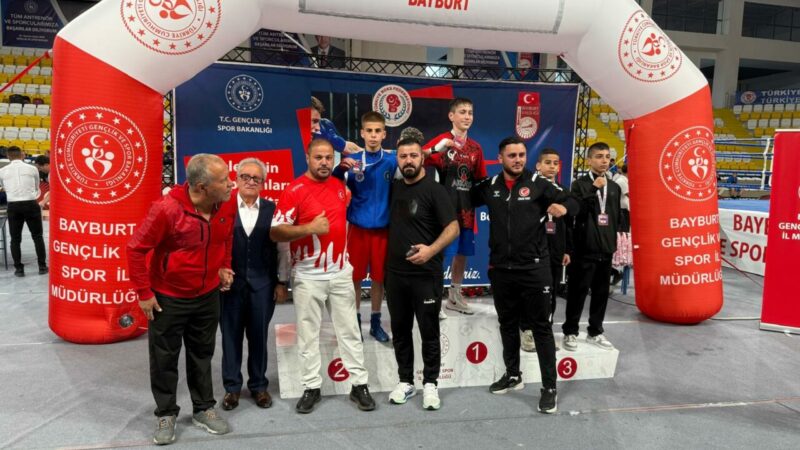 Bursa’ya Türkiye Şampiyonası’ndan 2 madalya Bayburt'ta gerçekleştirilen Üst Minikler Türkiye Boks Şampiyonası'nda mücadele eden Bursa