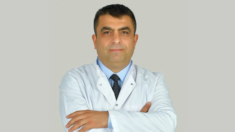 Hayat Hastanesi Üroloji Uzmanı Doç. Dr. Necmettin Penbegül, 2 yaşındaki