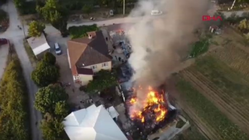 Bursa’da bağ evi alev alev yandı Bursa’da bağ evi alev alev yandı