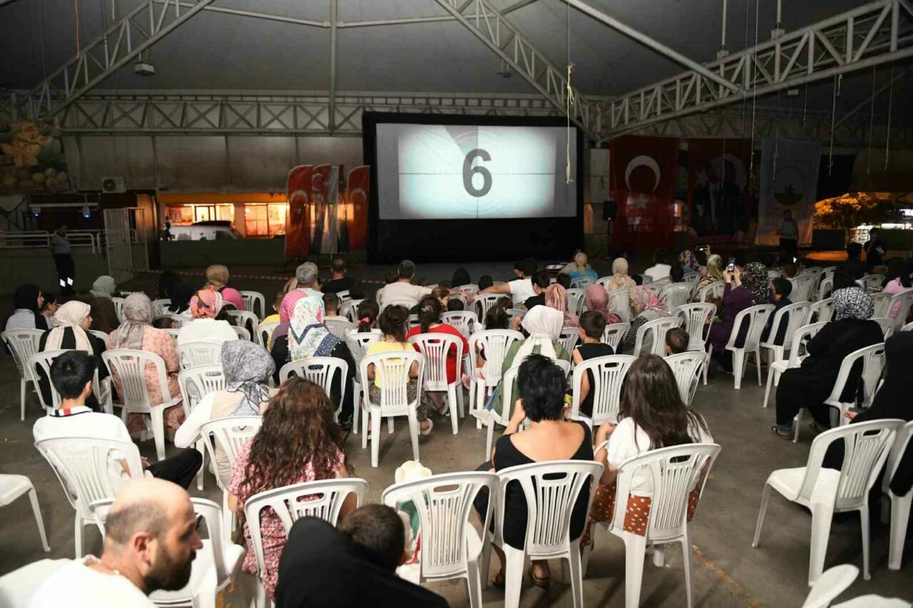 Bursa Osmangazi’de çocuklar açık hava sinemasında buluştu Bursa Osmangazi’de çocuklar açık hava sinemasında buluştu