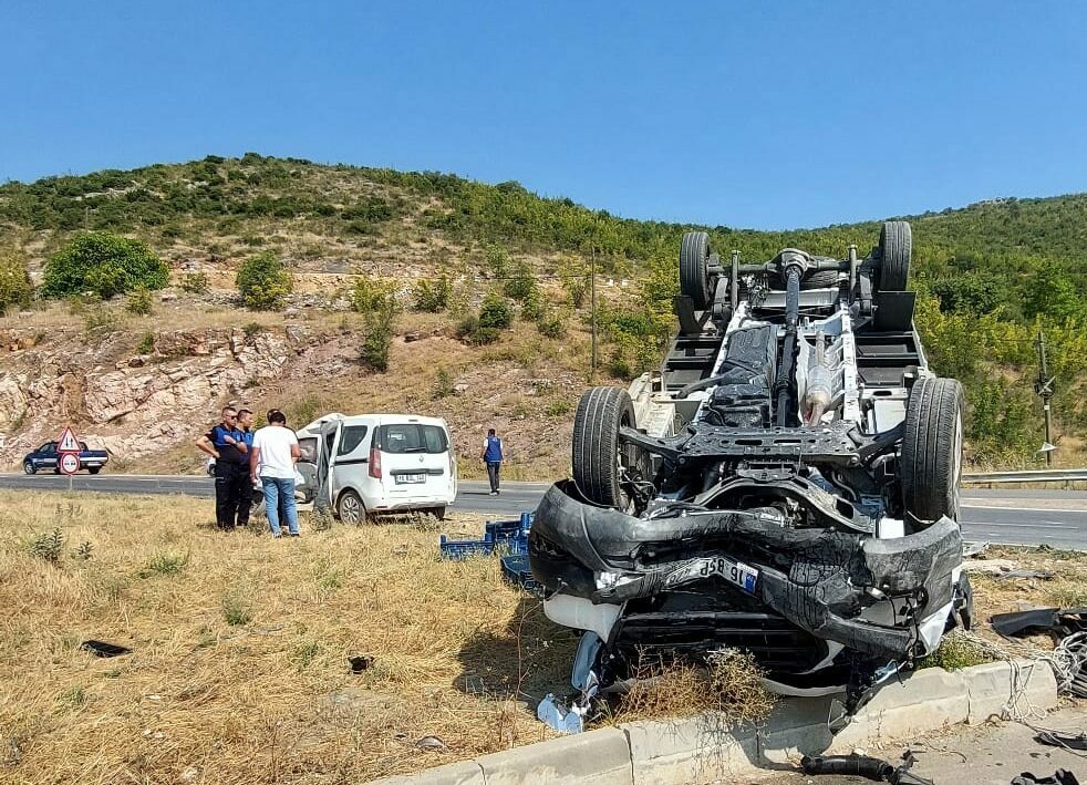 Bursa’da feci kaza! Yaralılar var Bursa’da feci kaza! Yaralılar var