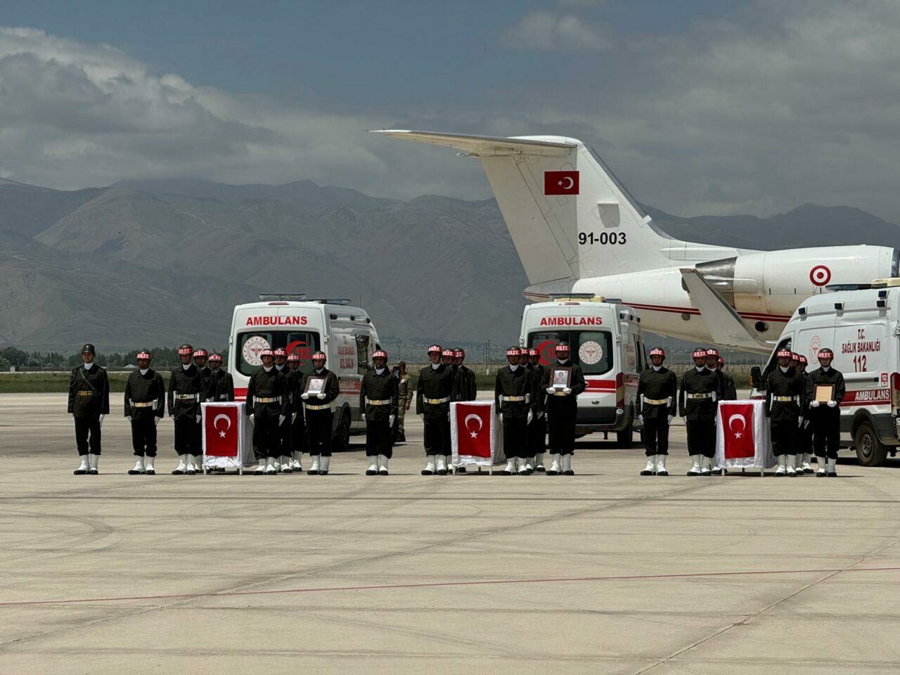 Şehitlerimiz için tören Şehitlerimiz için tören