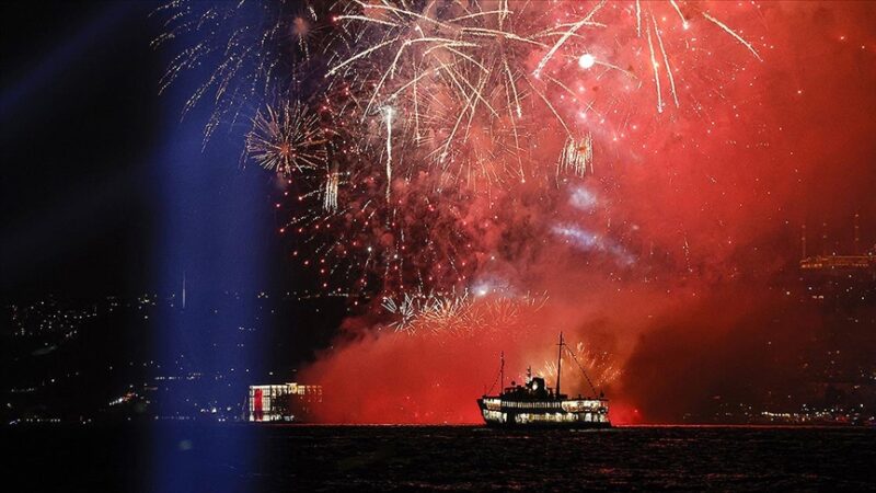 İstanbul Valiliği, kent genelinde havai fişek, işaret fişeği ile meşale