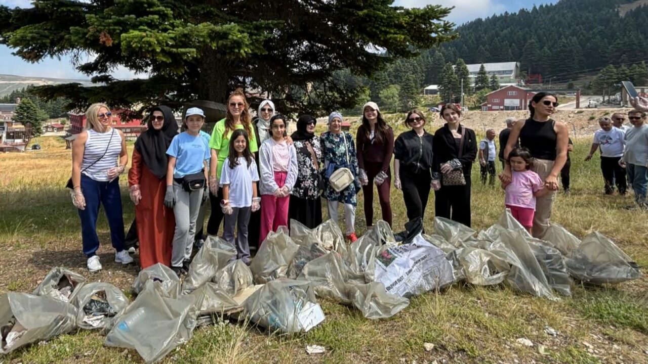 Uludağ’da kayak öğretmenlerinden çevre temizliği Uludağ’da kayak öğretmenlerinden çevre temizliği