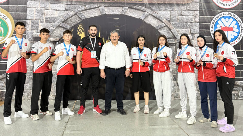 Kick Boksta zirve Kesgin Spor’un Şampiyonaya damga vuran Kesgin Spor, 5 altın, 1 gümüş ve