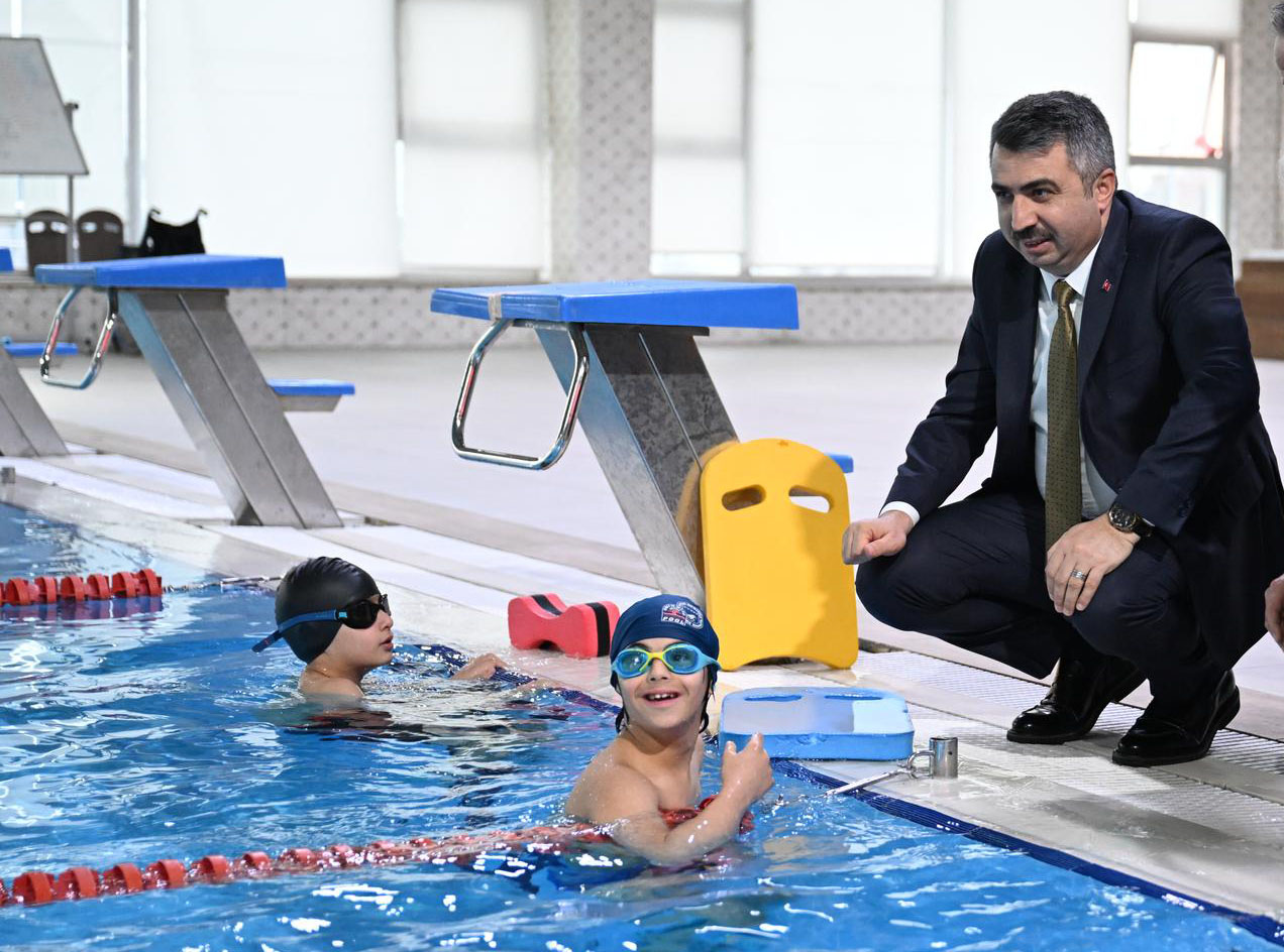 Bursa Yıldırım’da çocuklar yüzme öğreniyor Bursa Yıldırım’da çocuklar yüzme öğreniyor