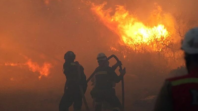 Çeşme’de büyük yangın: Karayolu kapatıldı Çeşme’de büyük yangın: Karayolu kapatıldı