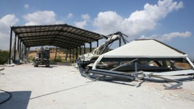 Bursa’da kaçak iş yeri yıkıldı