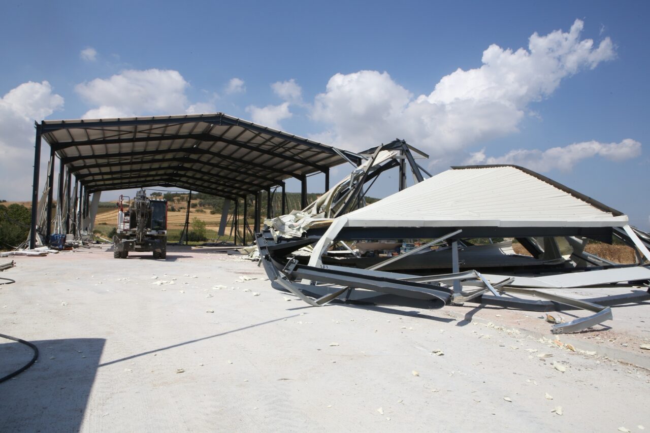 Bursa’da kaçak iş yeri yıkıldı