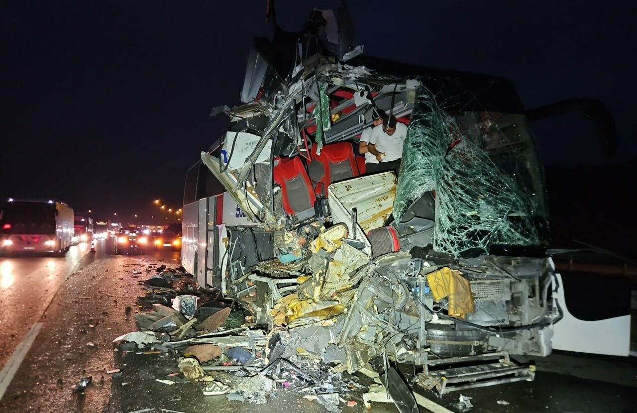 Yolcu otobüsü TIR’a çarptı: Çok sayıda yaralı var Yolcu otobüsü TIR’a çarptı: Çok sayıda yaralı var