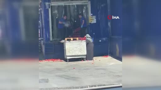 Zincir markette tepki çeken görüntüler! Kasa kasa domates…