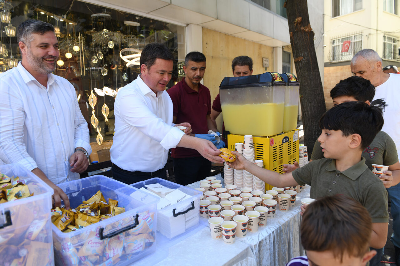 Başkan Erkan Aydın, vatandaş ve esnafla buluşmaya devam ediyor Başkan Erkan Aydın, vatandaş ve esnafla buluşmaya devam ediyor
