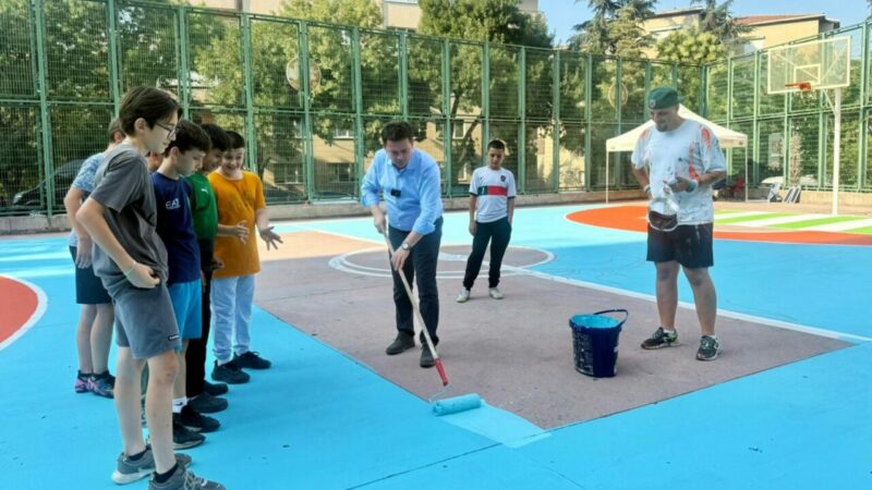 Osmangazi Belediyesi'nin ilçedeki basketbol sahalarını güzelleştirmek adına düzenlediği ‘Basketbol Sahaları