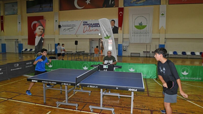 Minik raketler Osmangazi’de kıyasıya mücadele etti Zafer Bayramı coşkusunu sporla buluşturan Osmangazi Belediyesi, düzenlediği masa tenisi