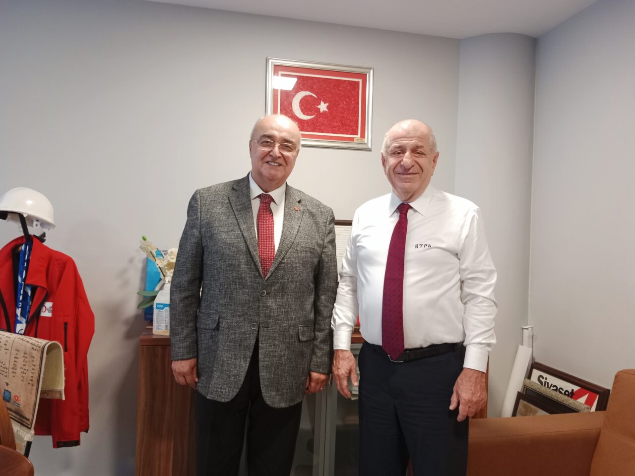 Zafer Partisi Genel Başkanı Özdağ mesajı OLAY’da verdi: ‘Sınırlarımızdan sivrisinek bile geçemeyecek’ Zafer Partisi Genel Başkanı Özdağ mesajı OLAY’da verdi: ‘Sınırlarımızdan sivrisinek bile geçemeyecek’