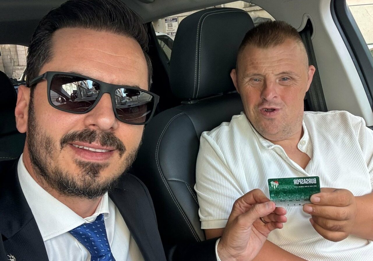 AK Parti Osmangazi İlçe Başkanı Kurtuluş’tan özel taraftarlara Bursaspor kombinesi AK Parti Osmangazi İlçe Başkanı Kurtuluş’tan özel taraftarlara Bursaspor kombinesi