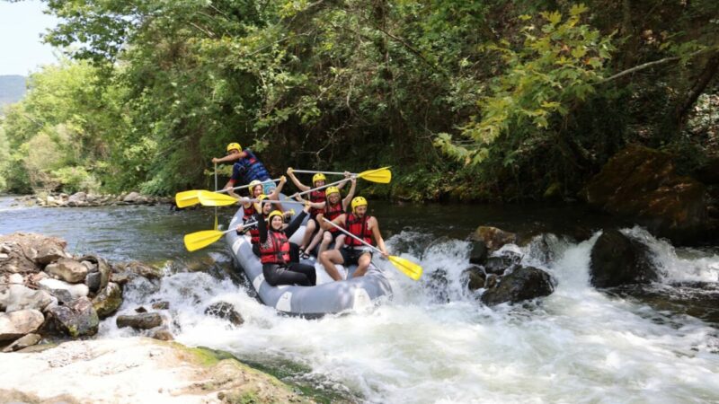 Bursa’da adrenalin tavan yaptı Bursa Büyükşehir Belediyesi tarafından Orhaneli Kocasu Çayı’nda düzenlenen rafting turuna