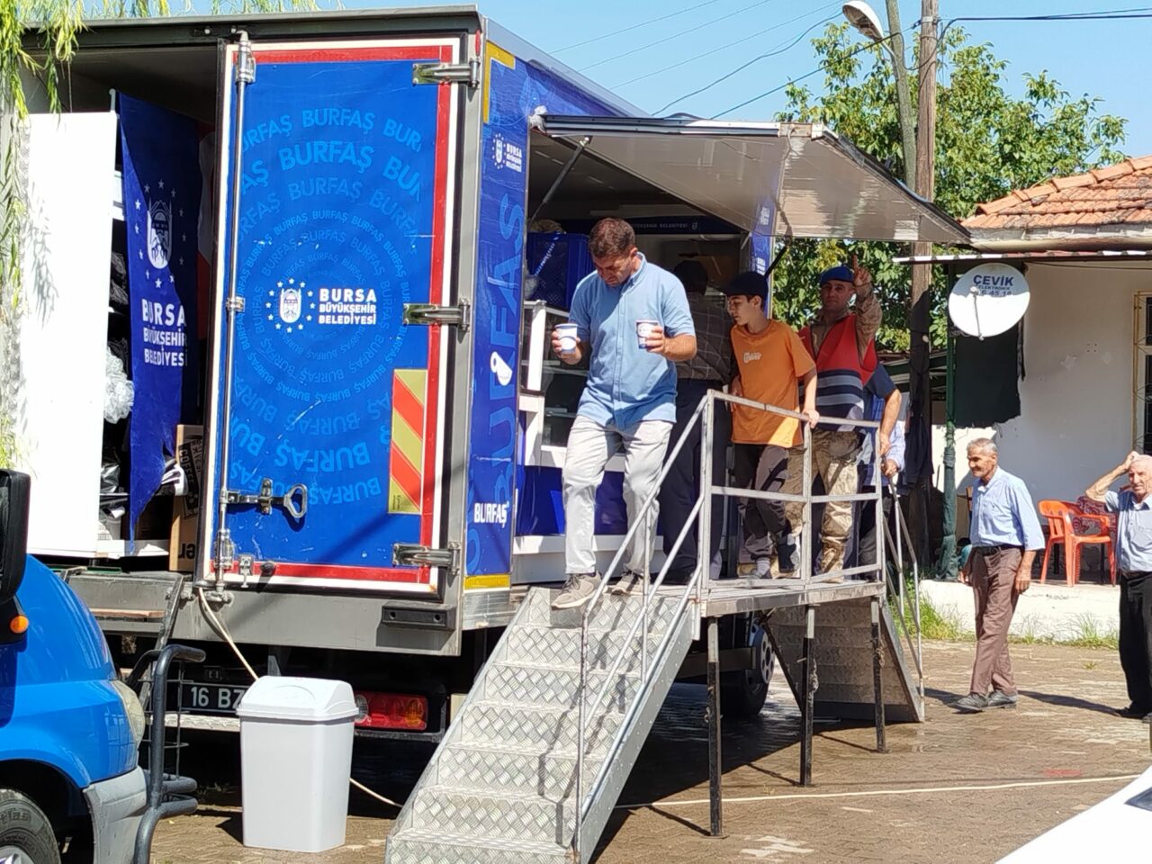 Bursa’dan Balıkesir’e büyük destek! Yaralar birlikte sarıldı Bursa’dan Balıkesir’e büyük destek! Yaralar birlikte sarıldı