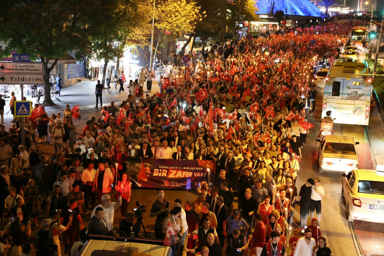 Bursa’da on binlerce kişi fener alayında! Başkan Bozbey; ’30 Ağustos Cumhuriyet’tir’