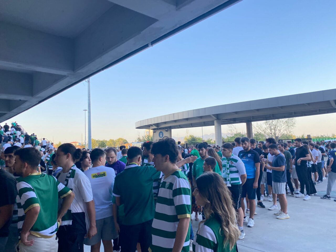 Bursaspor taraftarı oraya akın etti! Metrelerce kuyruk oluştu Bursaspor taraftarı oraya akın etti! Metrelerce kuyruk oluştu