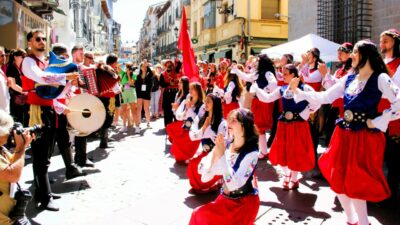 Bursa Uludağ Üniversitesi Halk Oyunları Topluluğu’ndan İspanya ve Fransa’da gövde gösterisi