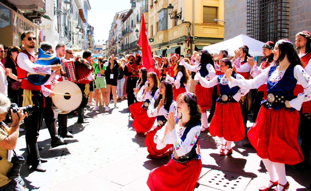 Bursa Uludağ Üniversitesi Halk Oyunları Topluluğu’ndan İspanya ve Fransa’da gövde gösterisi