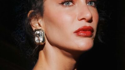 Bikiniyle kayalıklarda sere serpe poz!