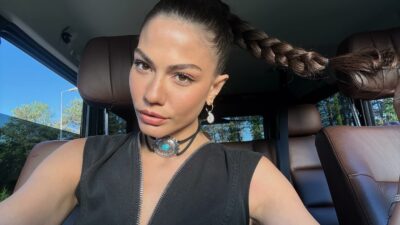 Demet Özdemir’den bornozlu poz!