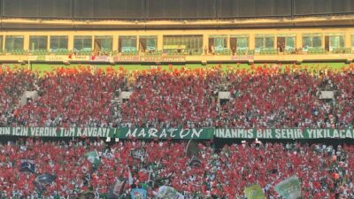 Bursaspor maçında binlerce Türk bayrağı