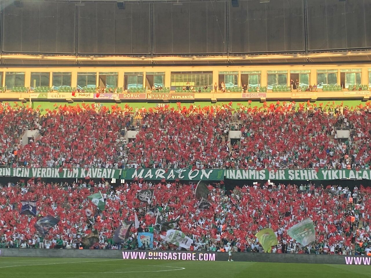 Bursaspor maçında binlerce Türk bayrağı Bursaspor maçında binlerce Türk bayrağı