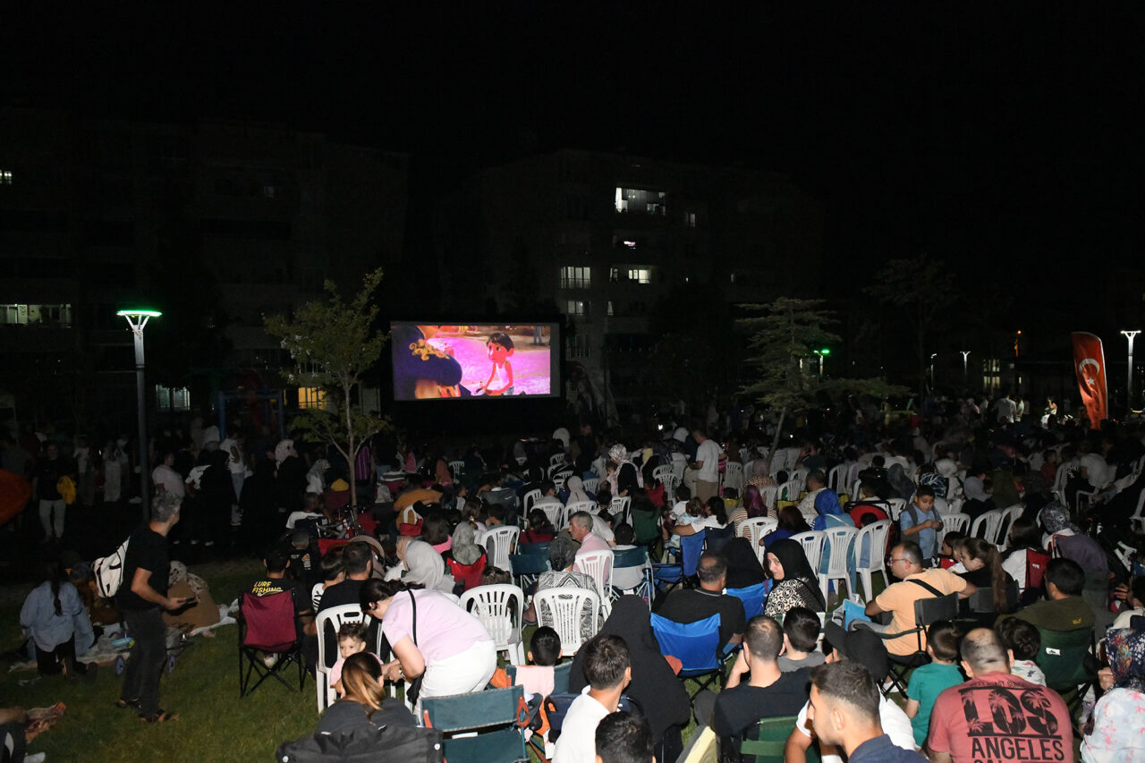 Başkan Aydın, Güneştepe’de çocuklarla açık hava sinemasında buluştu Başkan Aydın, Güneştepe’de çocuklarla açık hava sinemasında buluştu