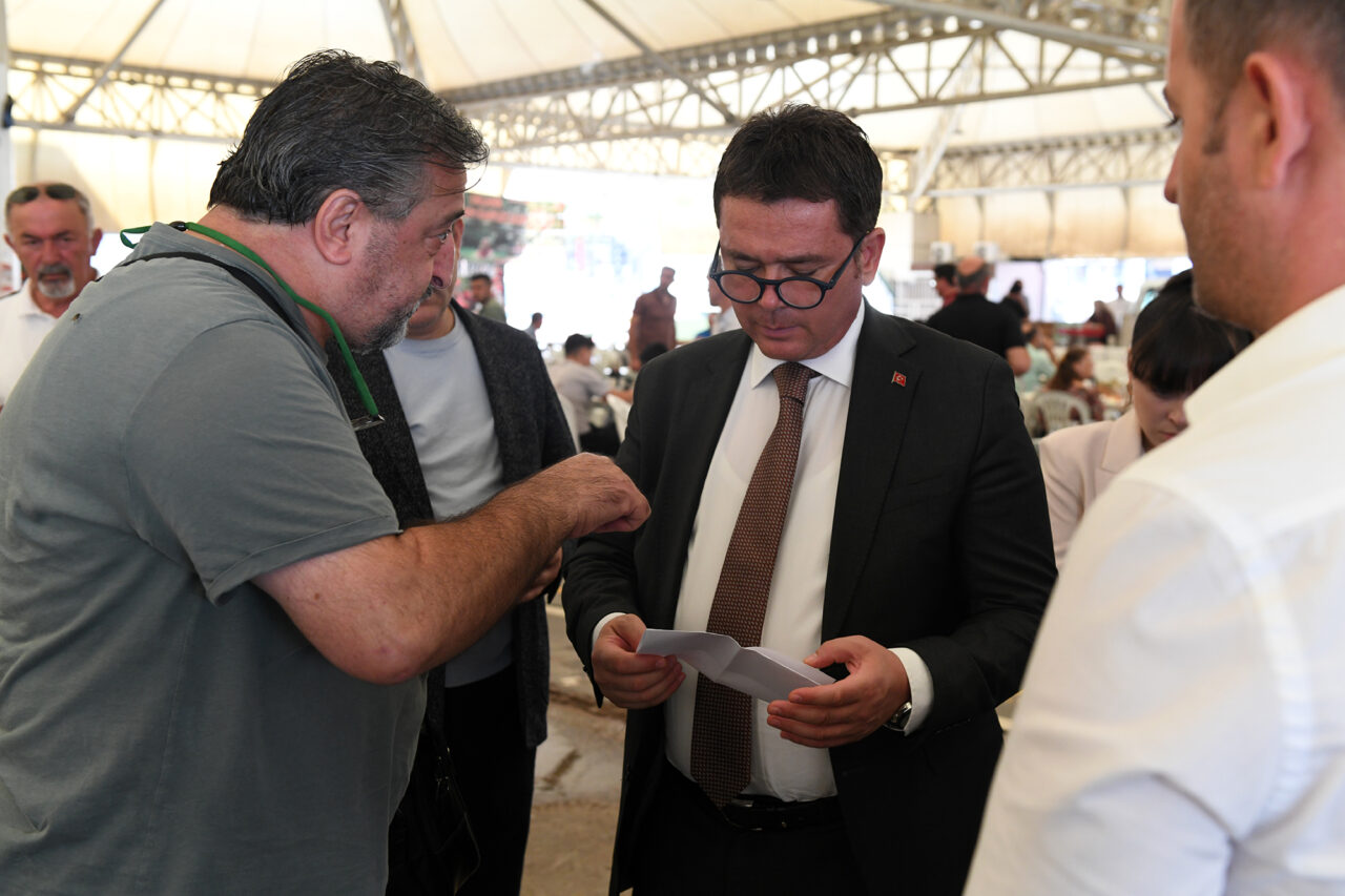 Bursa’da Başkan Aydın’dan sorunlara yerinde çözüm: Tek tek dinledi… Bursa’da Başkan Aydın’dan sorunlara yerinde çözüm: Tek tek dinledi…