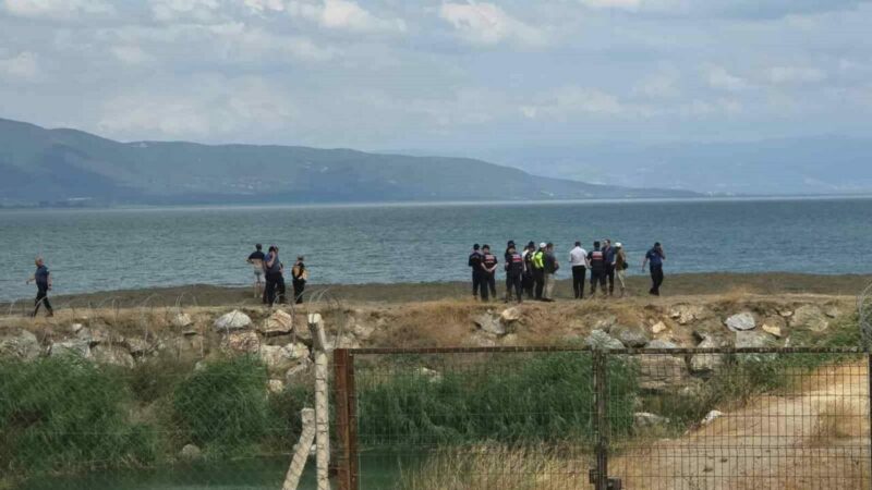 Bursa İznik Gölü’nde 6 yaşındaki çocuk kayboldu Bursa’nın Orhangazi ilçesi İznik Gölü sahilinde serinlemek için suya giren
