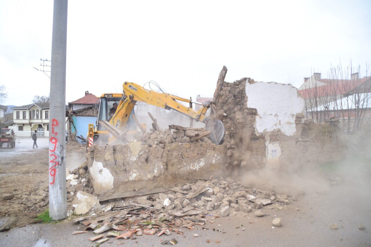 Bursa’daki tehlikeli binalara yıkım