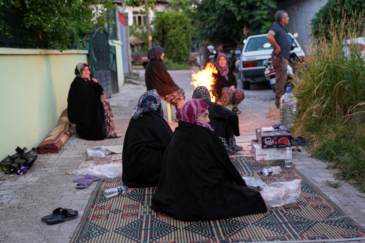 Deprem sonrası parklarda bahçelerde sabahladılar Deprem sonrası parklarda bahçelerde sabahladılar