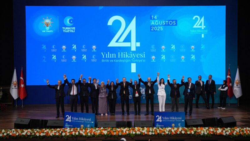 İşte AK Parti’ye katılan yeni isimler AK Parti'nin 24. yılında yeni isimler partiye katıldı. Cumhurbaşkanı Recep