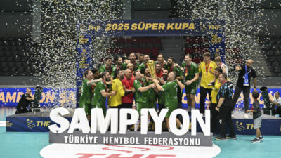 Bursa ekibinden önemli başarı! Süper Kupayı müzesine götürdü