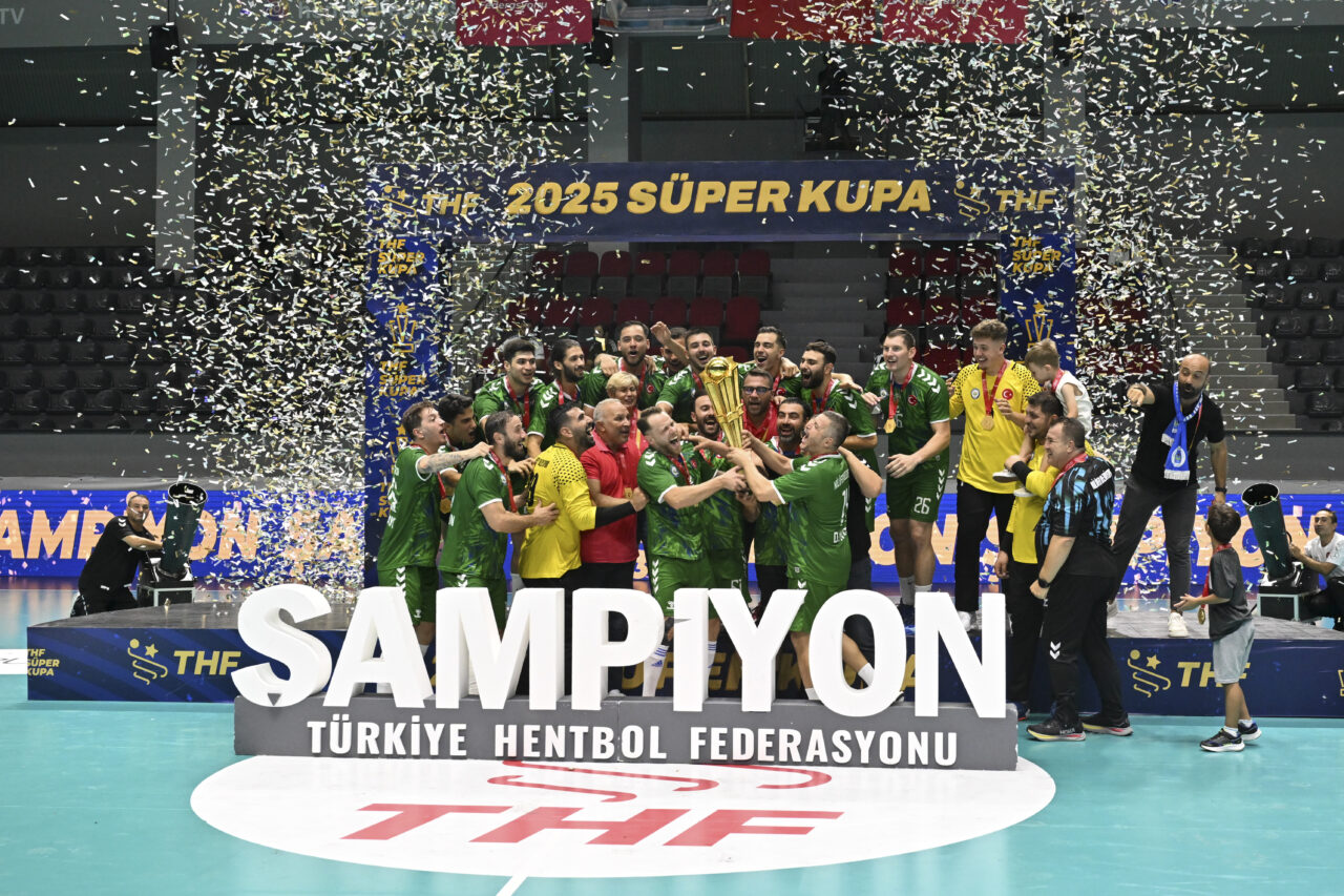 Bursa ekibinden önemli başarı! Süper Kupayı müzesine götürdü