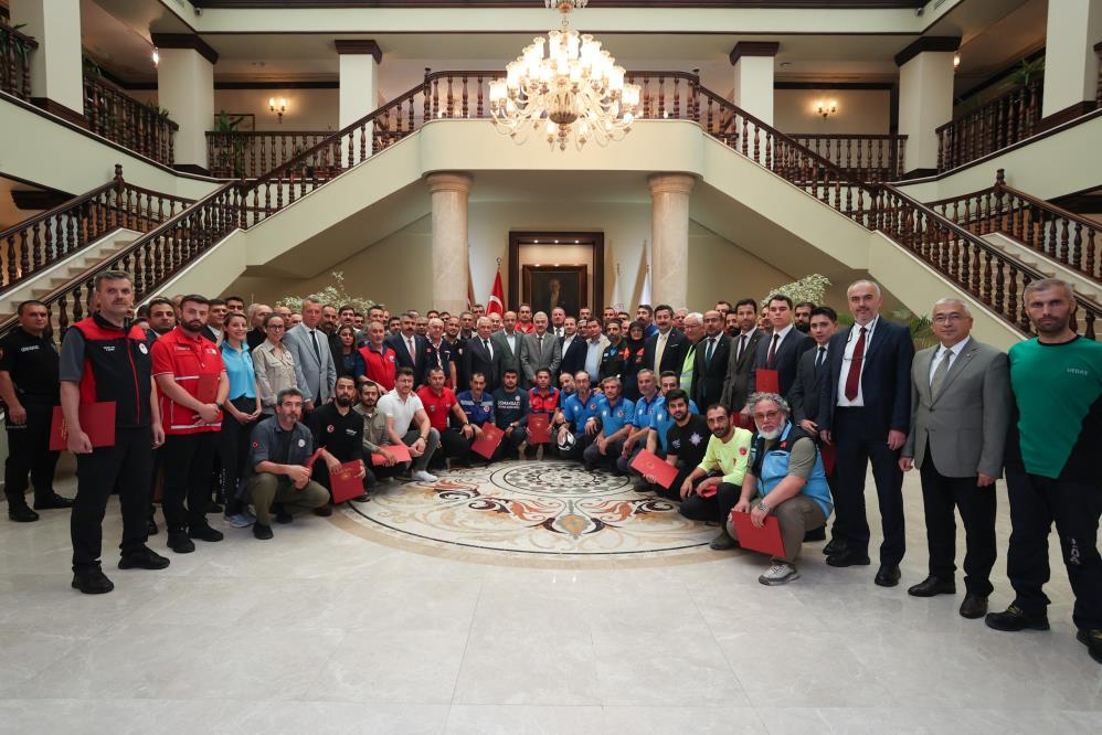 Bursa Valisi Ayyıldız’dan kahramanlara teşekkür belgesi Bursa Valisi Ayyıldız’dan kahramanlara teşekkür belgesi