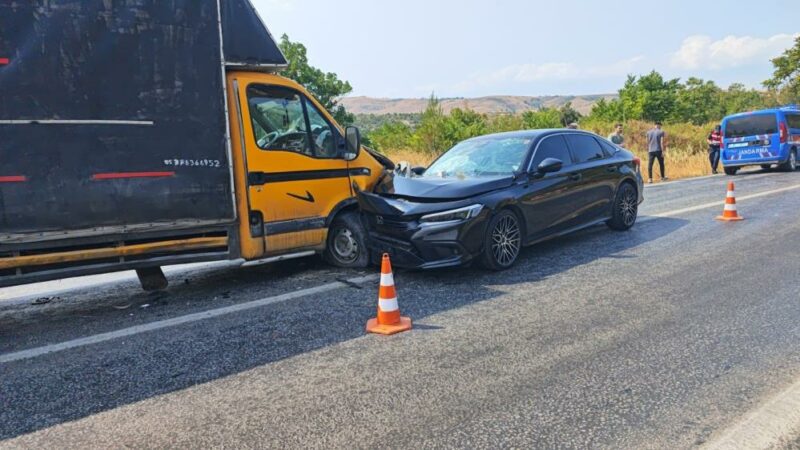 Bursa’da kafa kafaya kaza; Çok sayıda yaralı var Bursa'nın İnegöl ilçesinde, otomobil ile kamyonetin kafa kafaya çarpıştığı kazada