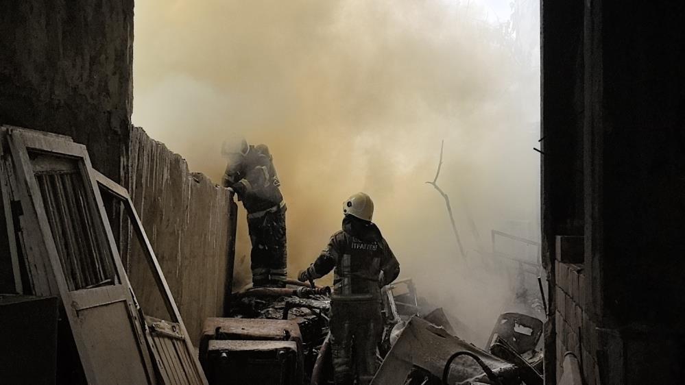 Bursa’daki riskli binan yıkımında yangın çıktı