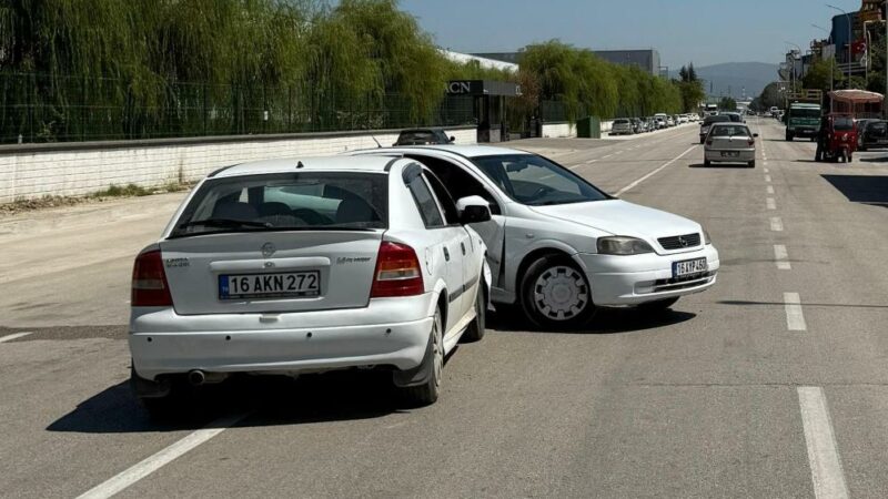 Bursa’da otomobiller çarpıştı Bursa’nın İnegöl ilçesinde iki otomobilin çarpıştığı kazada 2 kişi yaralandı.