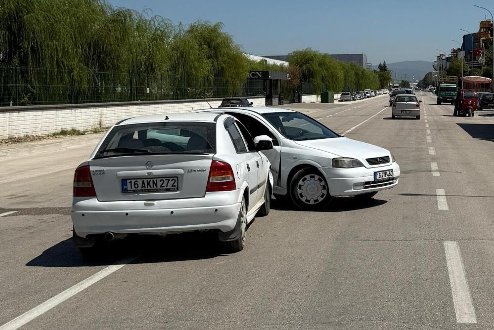 Bursa’da otomobiller çarpıştı